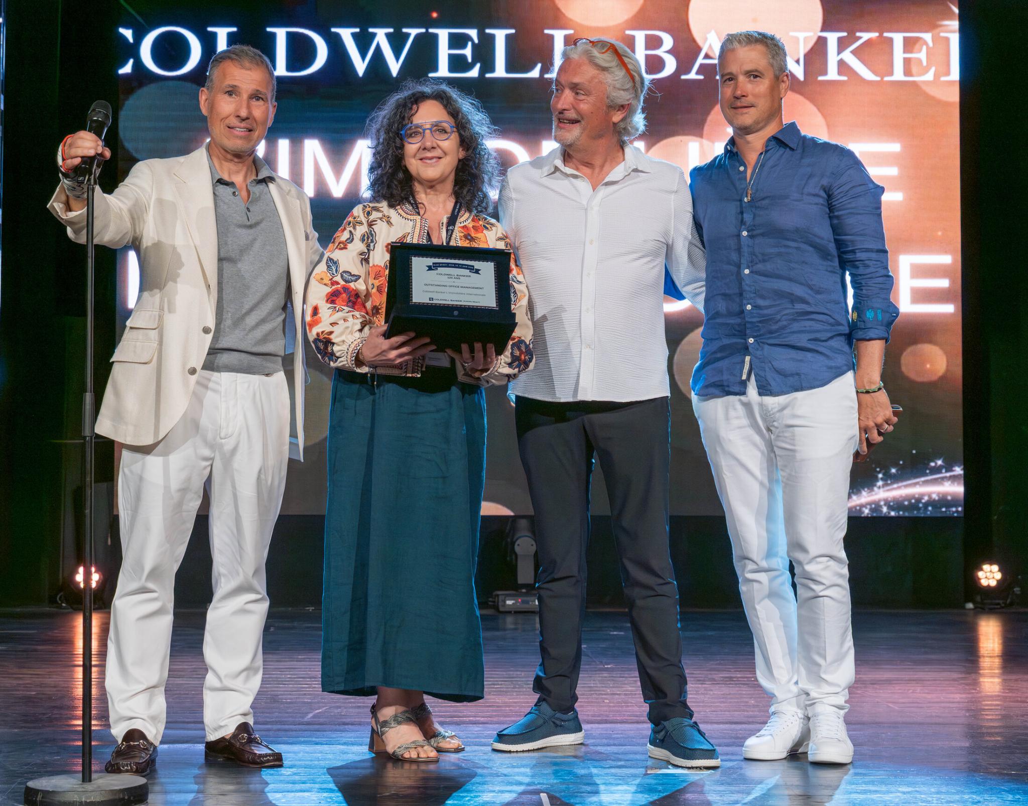 Pauline Bruneau et Olivier Garreau reçoivent le prix Outstanding Office Management