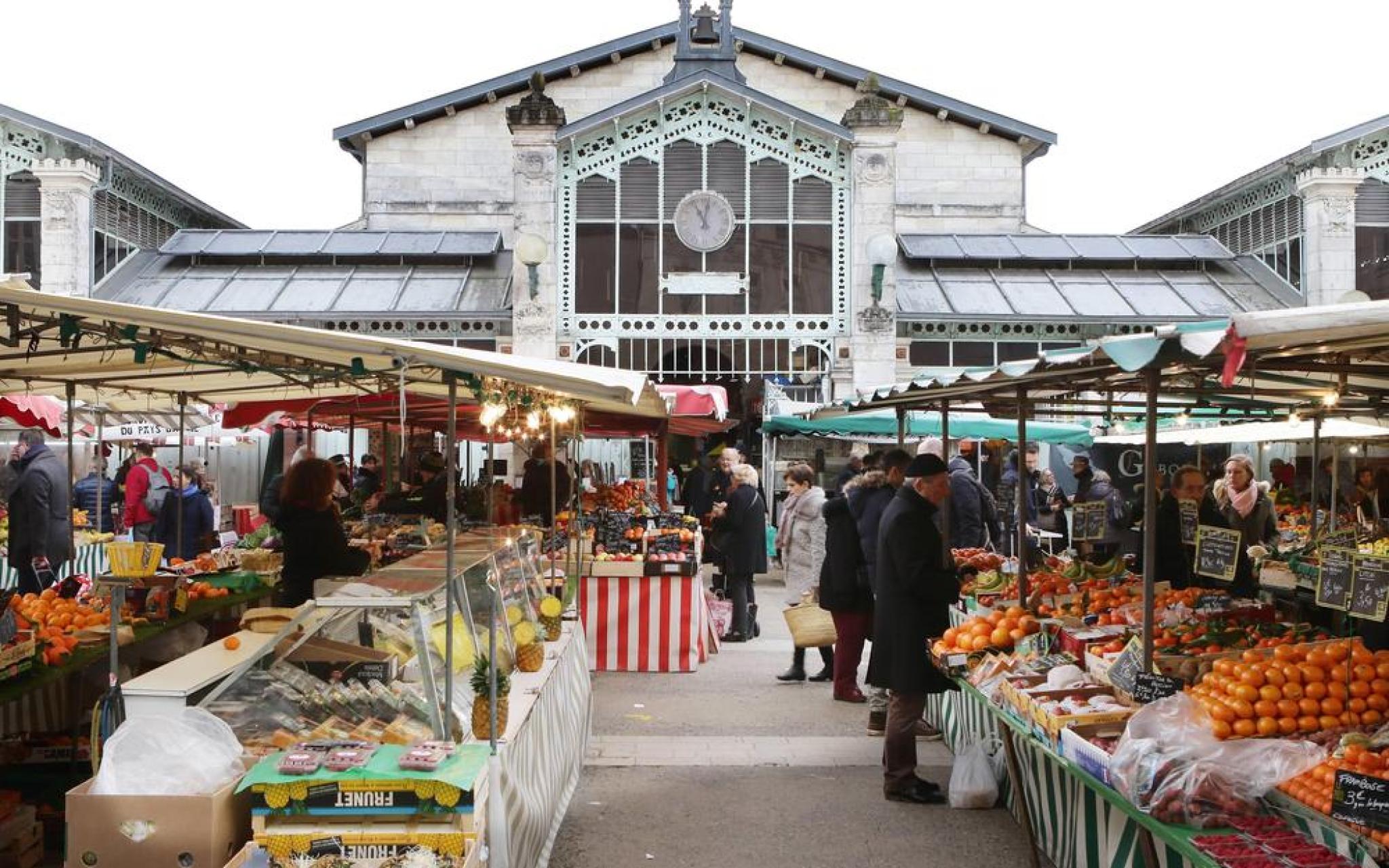 Les halles du marché central de La Rochelle un jour de marché
