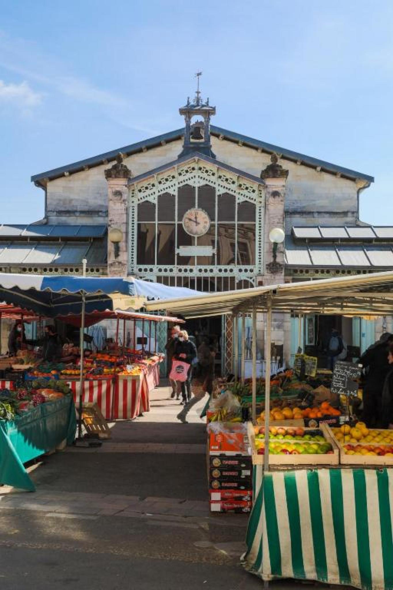 La façade des halles du marché central de La Rochelle et ses étals
