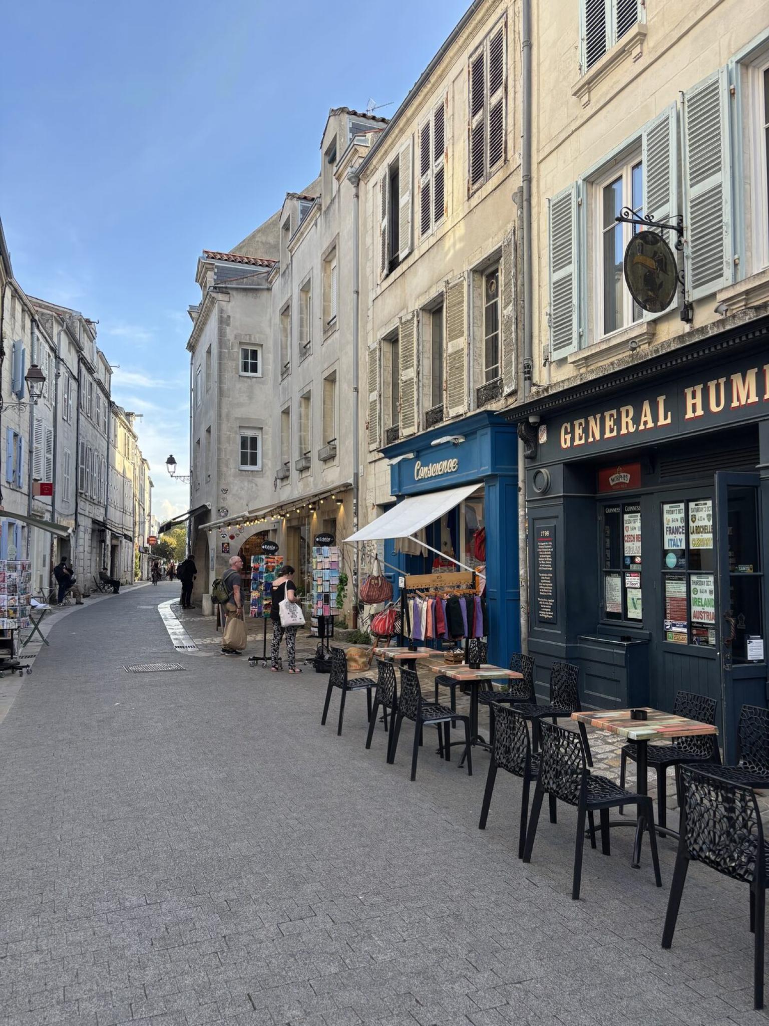 Rue du quartier Saint-Nicolas à La Rochelle, ses façades anciennes et ses terrasses