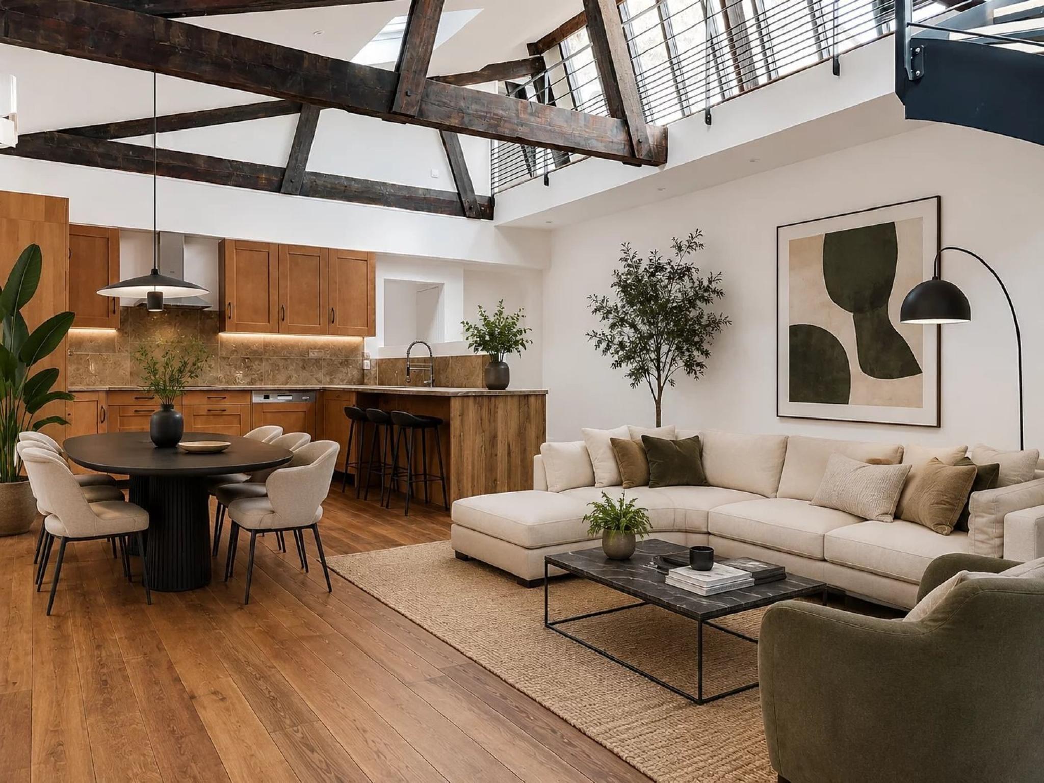 Cuisine et séjour du loft dans une ancienne imprimerie réhabilitée à La Rochelle