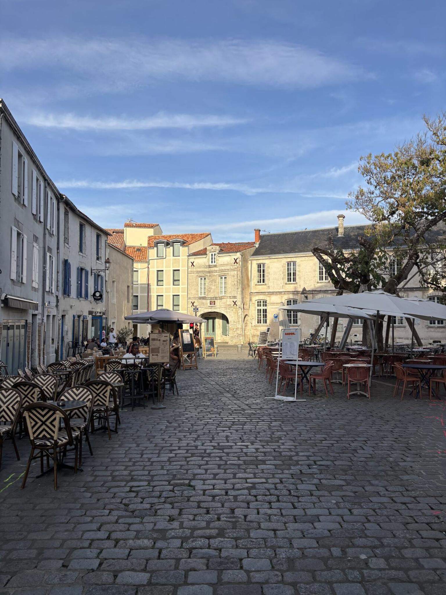 La place de la Fourche à La Rochelle, ses pavés et ses terrasses