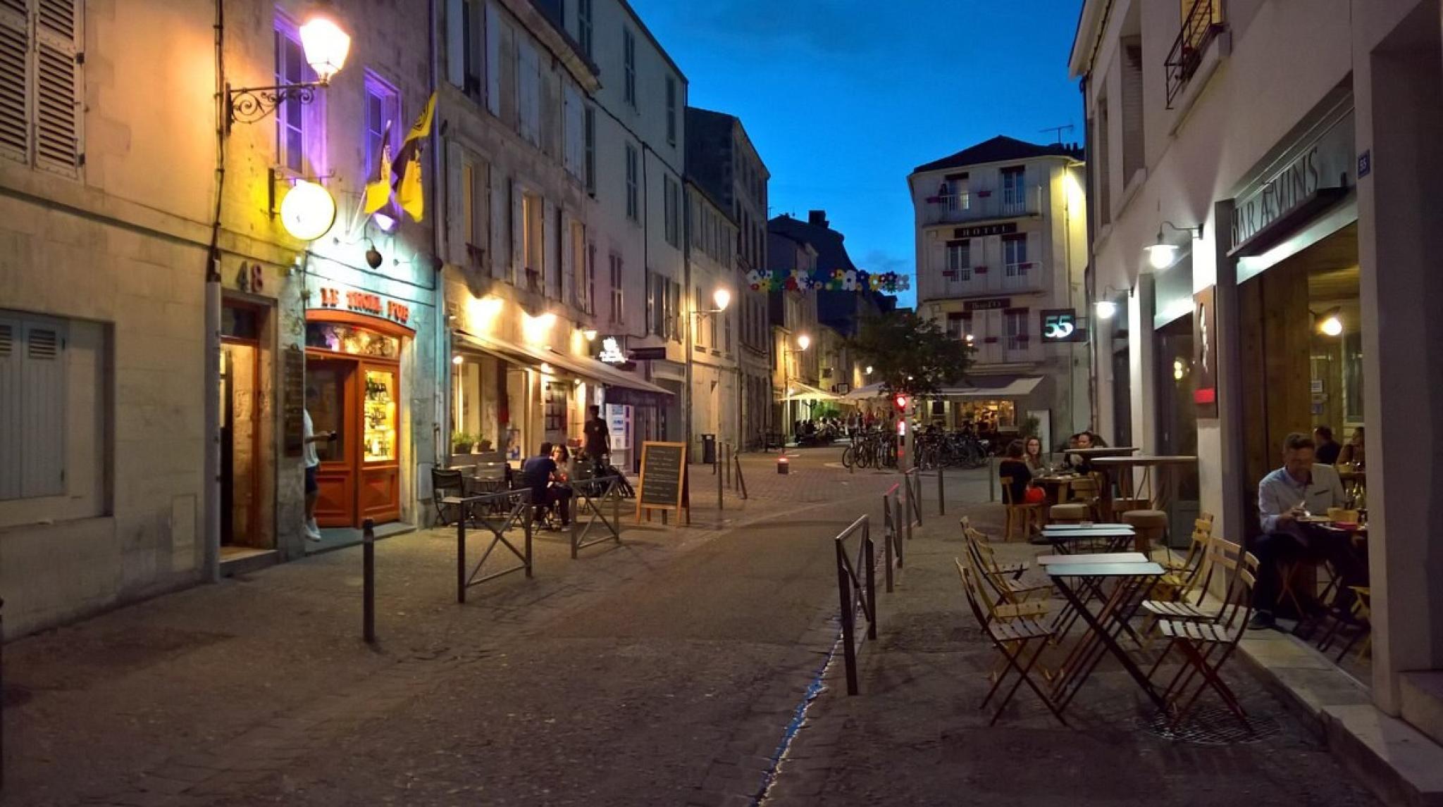 Le quartier Saint-Nicolas de La Rochelle à la tombée de la nuit